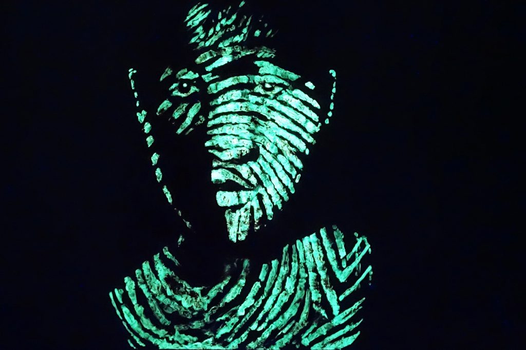 Self-portrait 1, Glow in the dark pigment、Chinese seal paste on Paper (In the dark), 150 × 100 cm, 2013 自畫像1，夜光顏料、印泥、紙 (關燈)，150 × 100 cm，2013